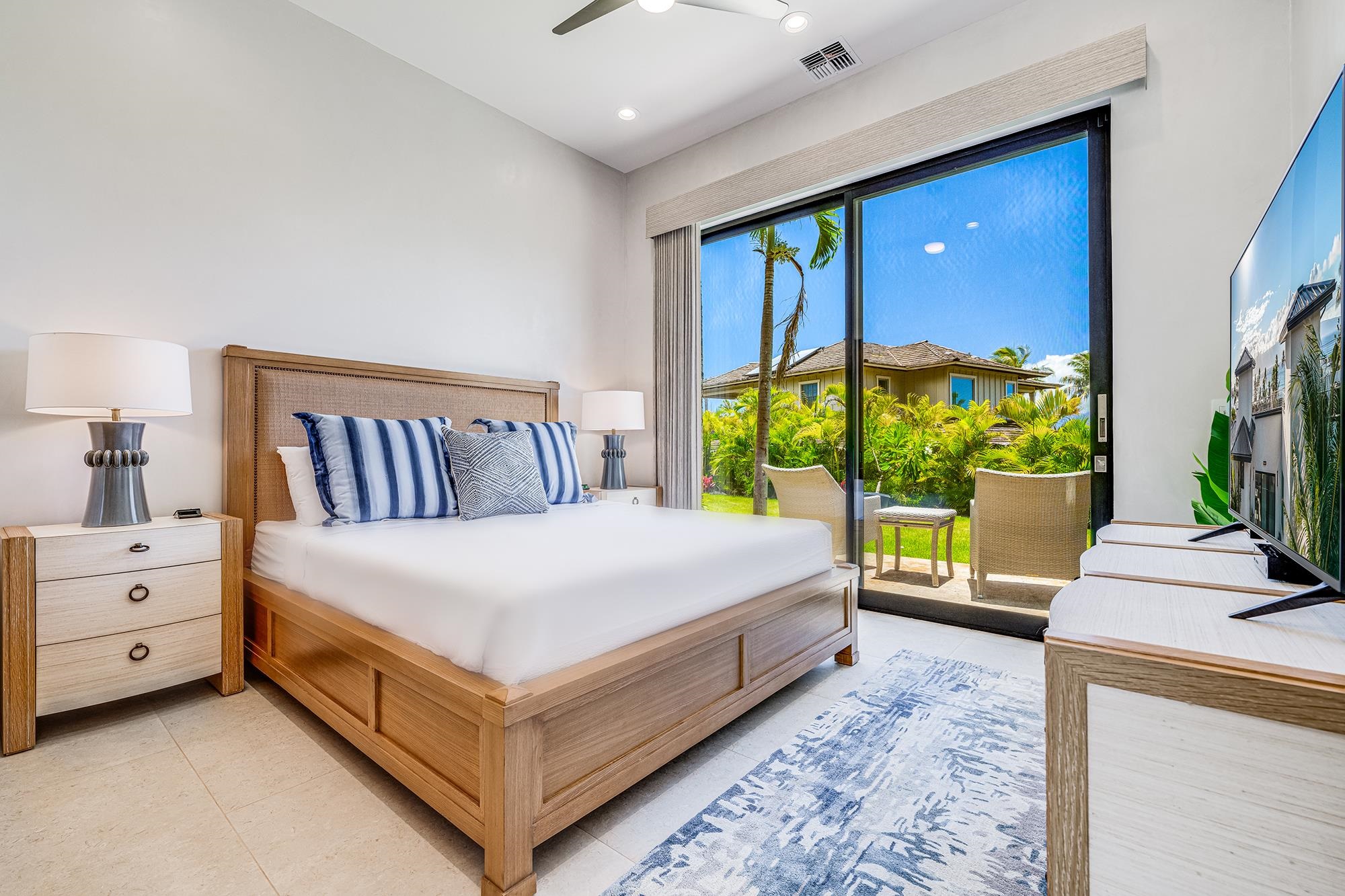 5385 Lower Honoapiilani Road Lahaina, HI 96761 - Photo 35 of 42 a bed room with a bed and a large window