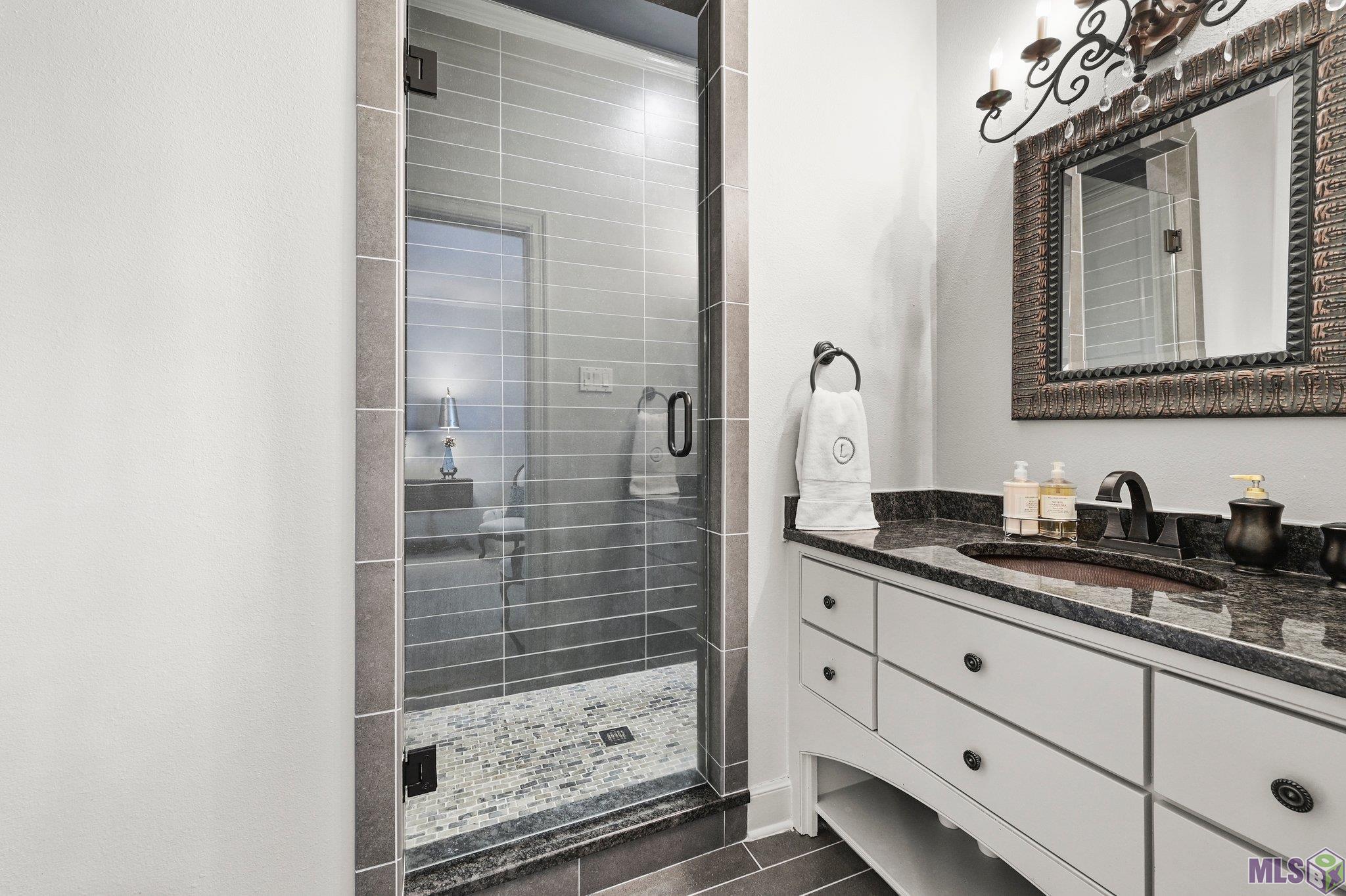 2125 Rue Bienvenue Baton Rouge, LA 70809 - Photo 28 of 37 Upstairs bathroom