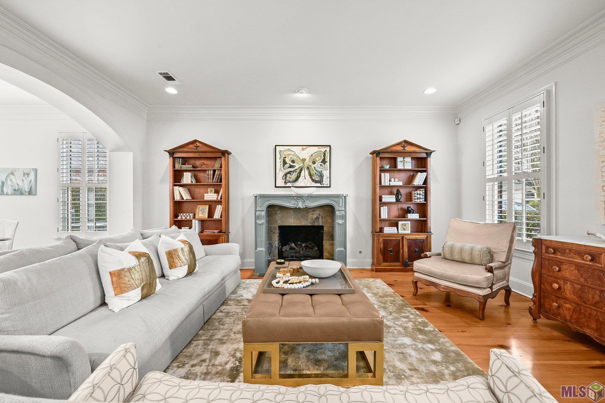 2125 Rue Bienvenue Baton Rouge, LA 70809 - Photo 8 of 37 Living Room