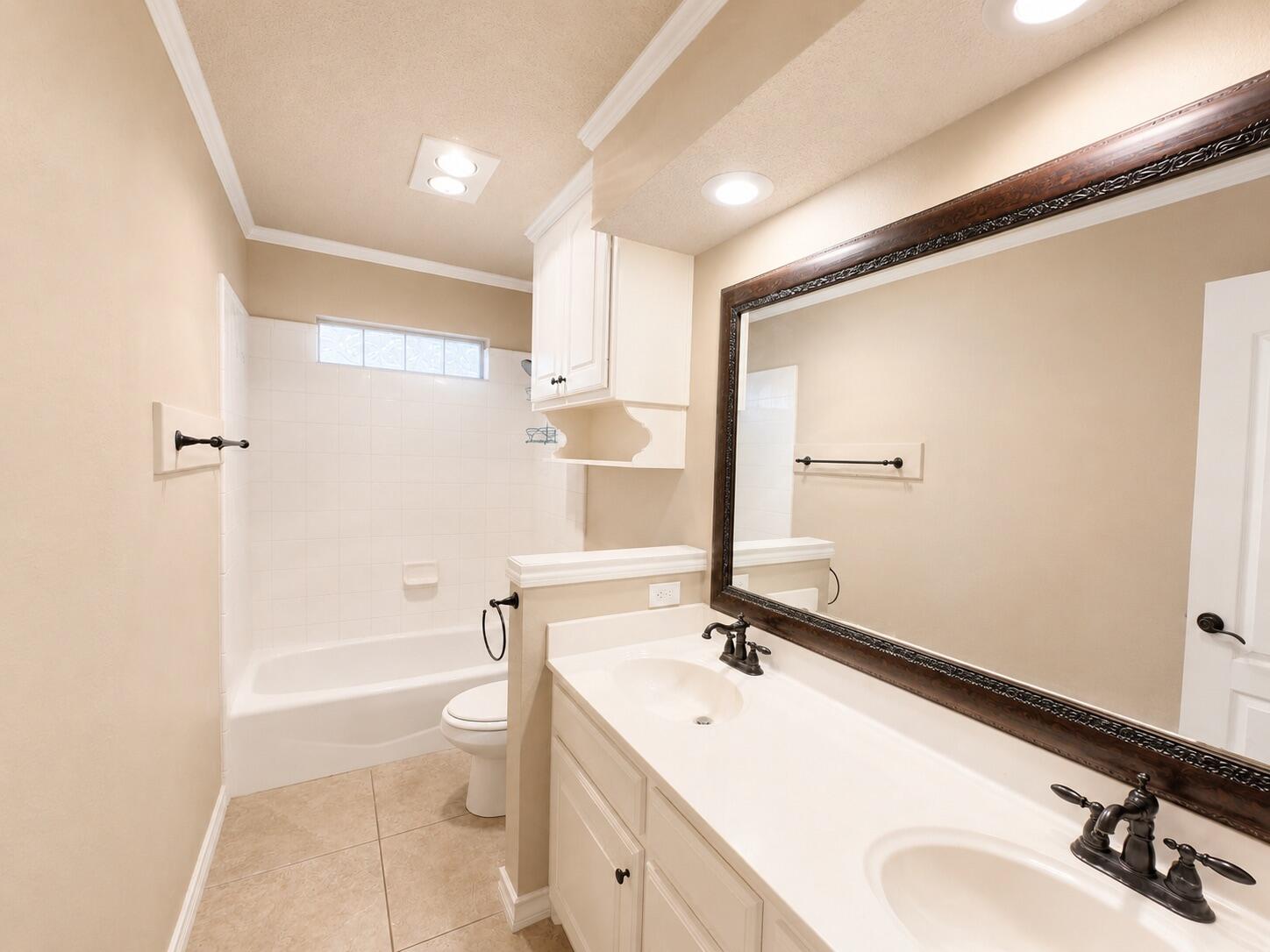 6207 75th Place Lubbock, TX 79424 - Photo 11 of 16 Bathroom2