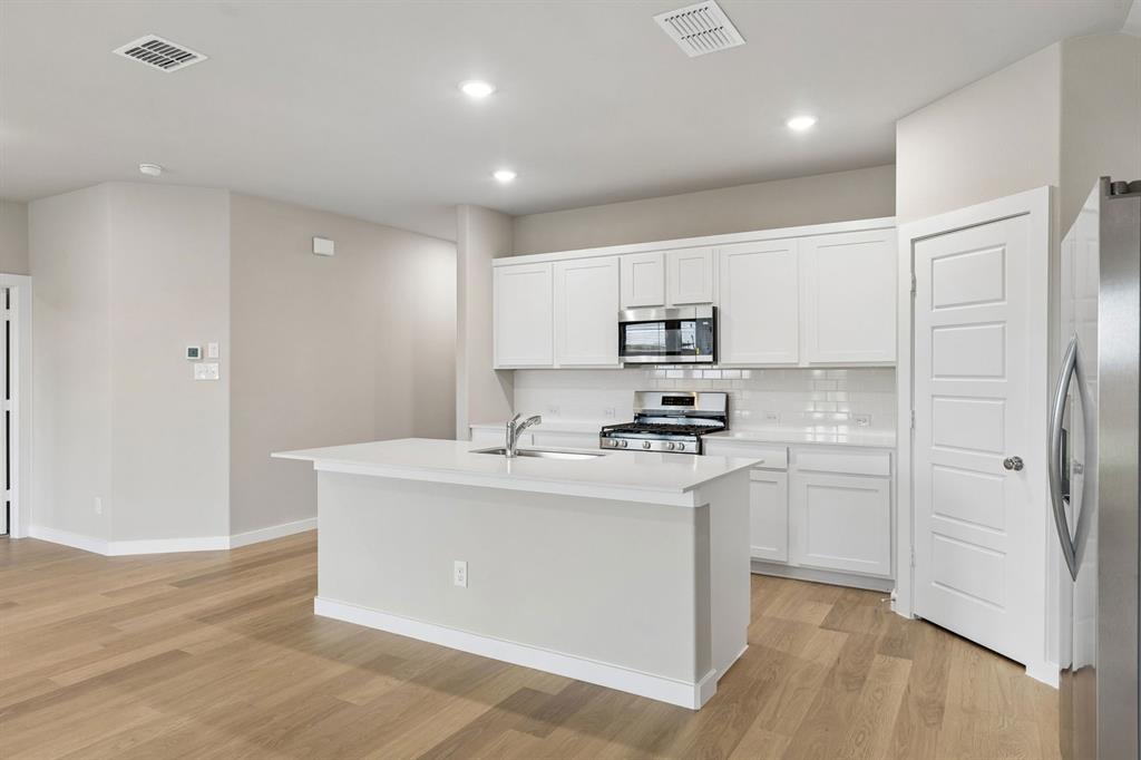 1124 Del Rio Drive Lavon, TX 75166 - Photo 5 of 32 Kitchen in the Emmy II home plan by Trophy Signature Homes - REPRESENTATIVE PHOTO