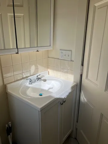 $1,995 | 167-169 Pleasant Street, Unit 2, Whitman, MA 02382