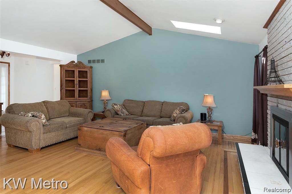 1047 Milverton Road Troy, MI 48083 - Photo 6 of 38 Vaulted ceilings