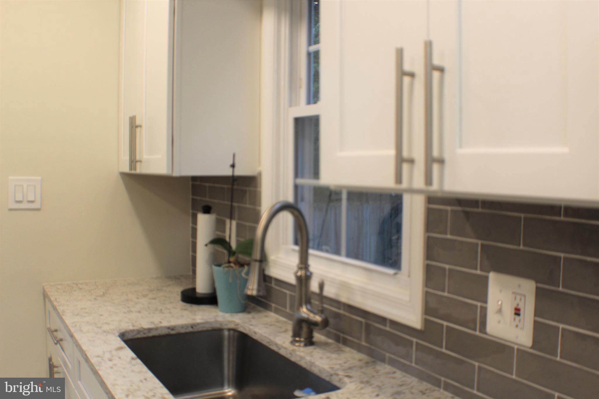 14308 Ferndale Road Woodbridge, VA 22193 - Photo 3 of 65 New quartz counters, back splash, tile floor