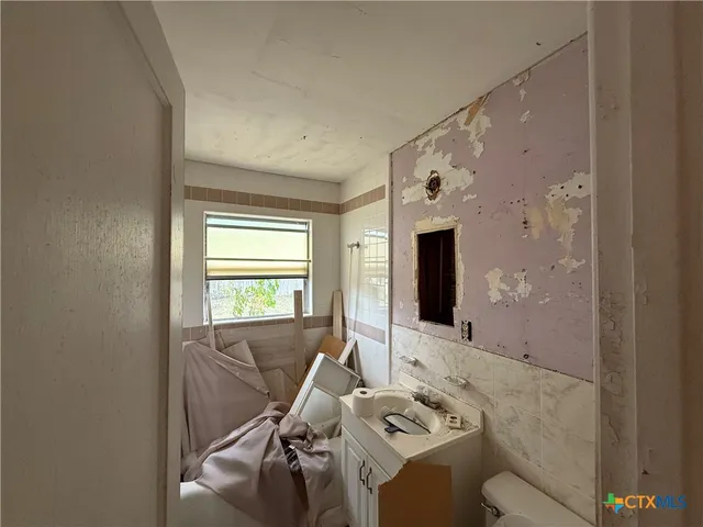 a view of a livingroom with furniture and windows