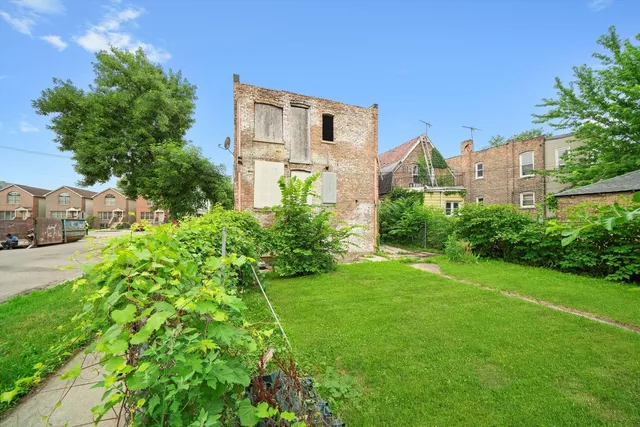 a view of a back yard of the house