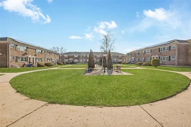 a view of a fountain in front of a building