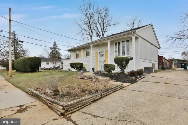 a view of a house with backyard