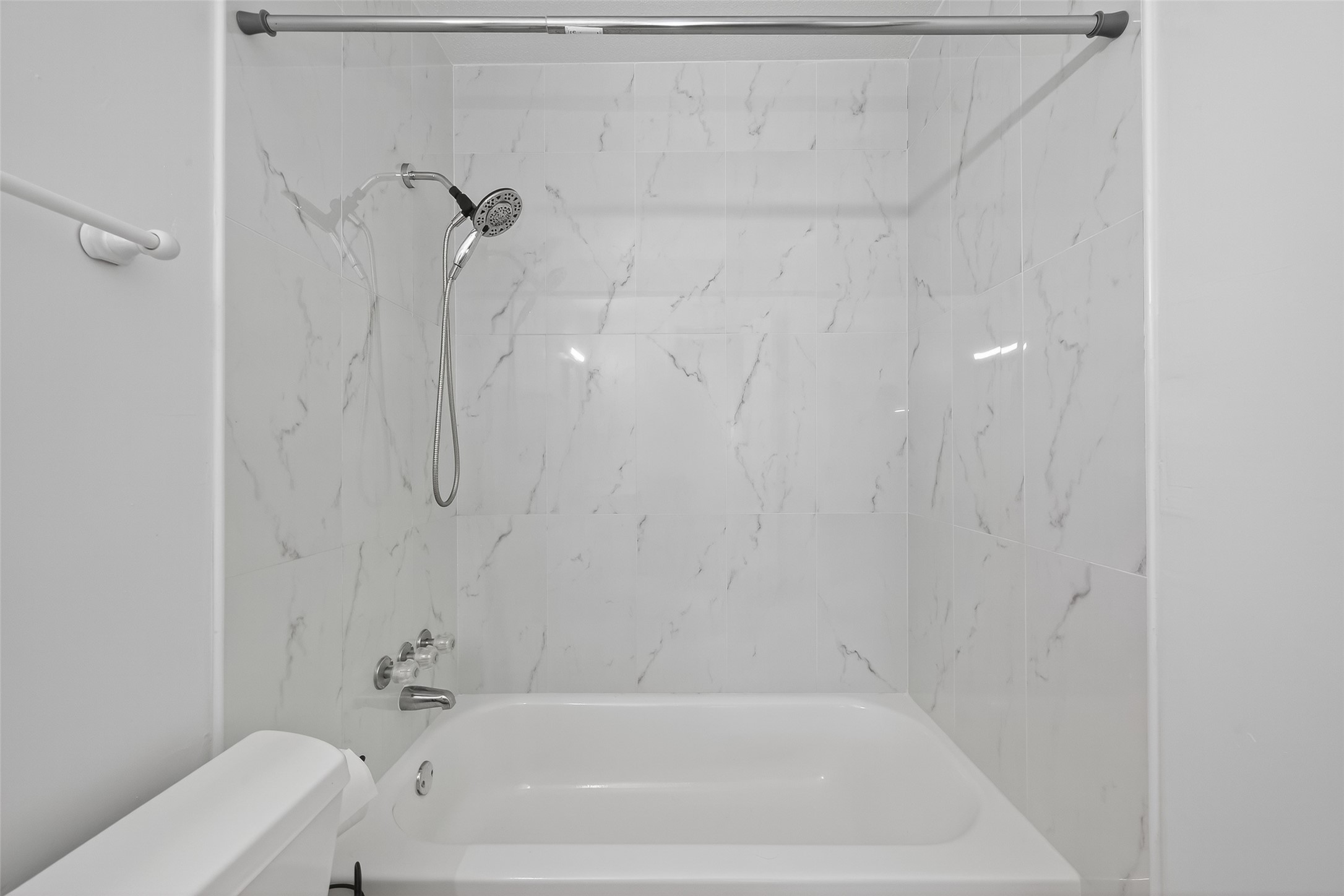 6201 Ranchester Drive, Unit 29 Houston, TX 77036 - Photo 26 of 33 a bathroom with a bathtub