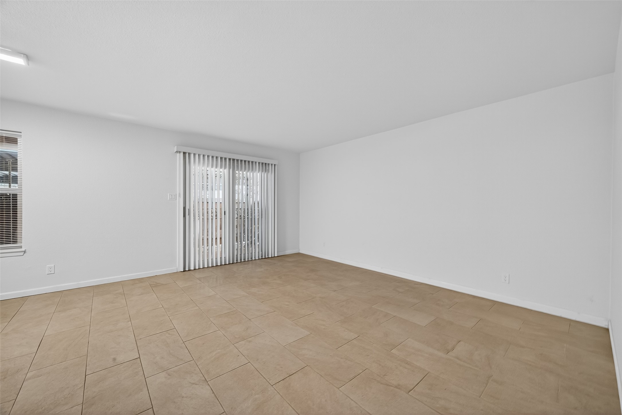 6201 Ranchester Drive, Unit 29 Houston, TX 77036 - Photo 5 of 33 an empty room with windows
