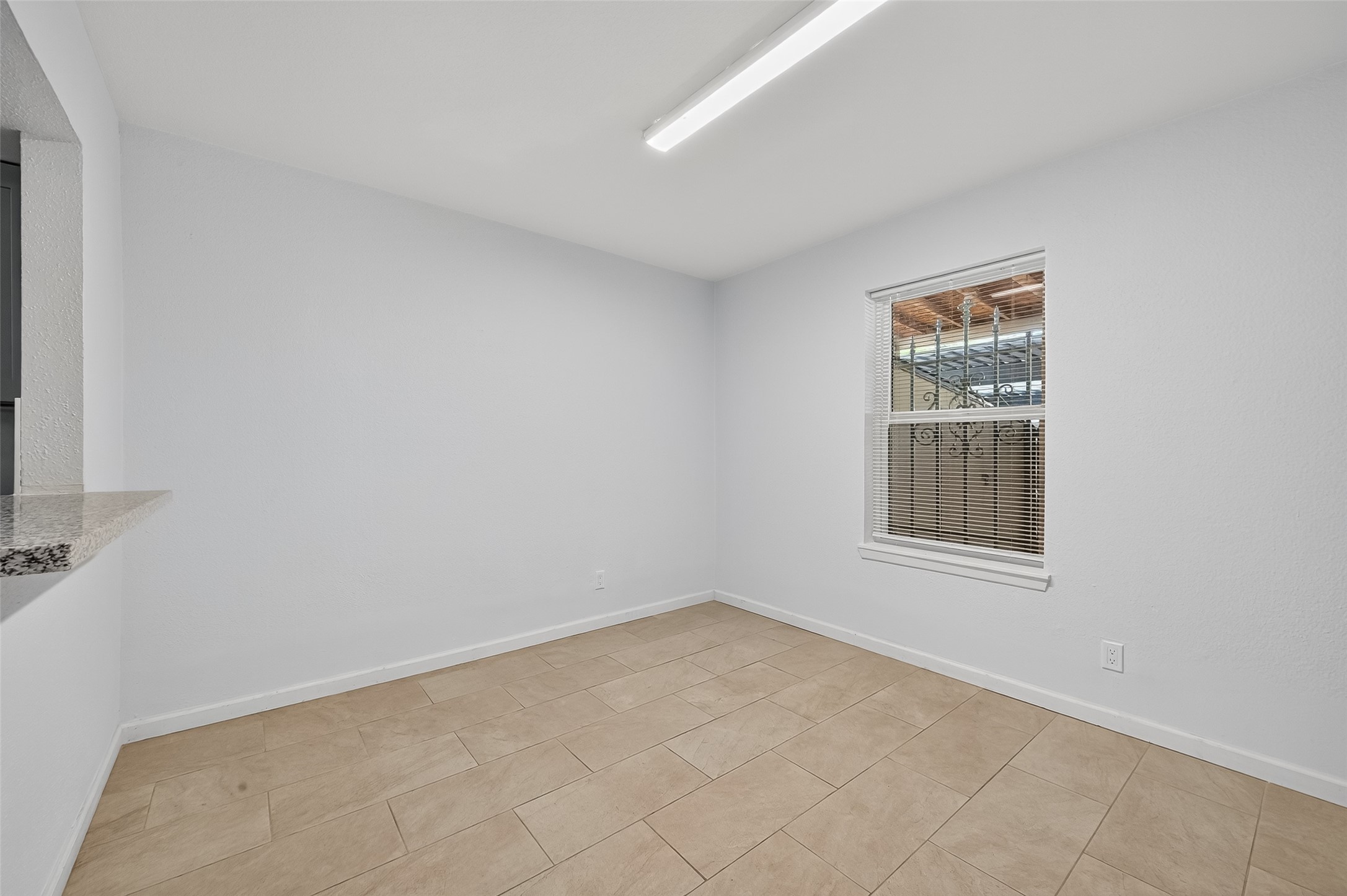 6201 Ranchester Drive, Unit 29 Houston, TX 77036 - Photo 8 of 33 an empty room with windows