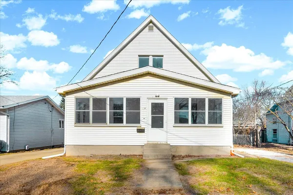 $172,500 | 340 East Baker Street, Bloomington, IL 61701