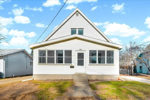 $179,900 | 340 East Baker Street, Bloomington, IL 61701