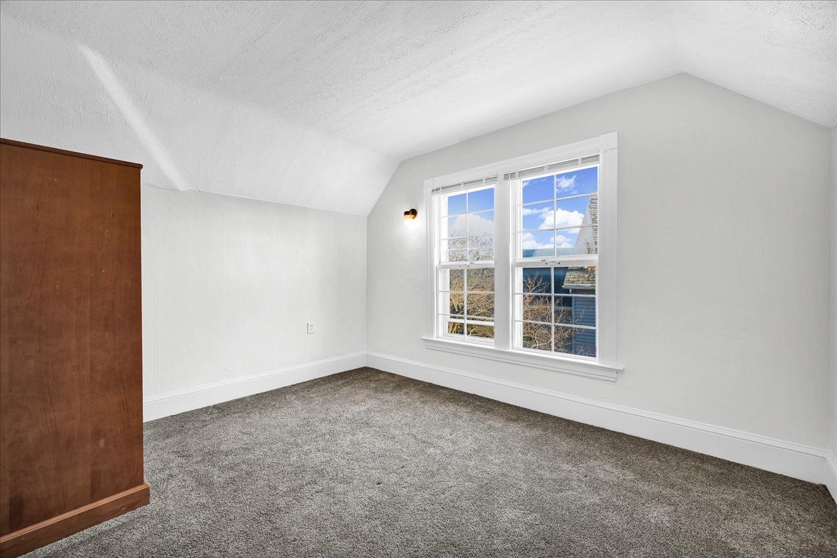 340 East Baker Street Bloomington, IL 61701 - Photo 21 of 28 an empty room with a window