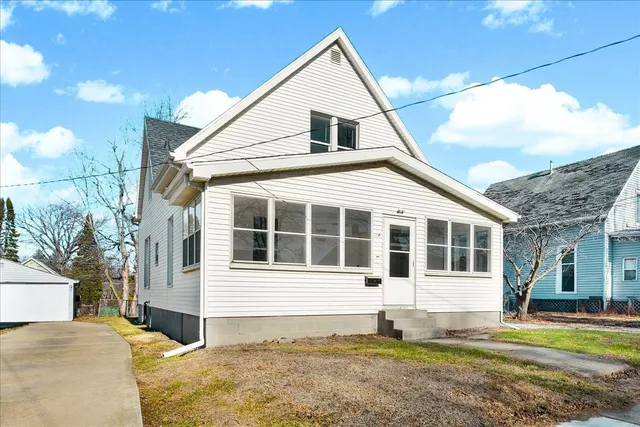 $179,900 | 340 East Baker Street, Bloomington, IL 61701