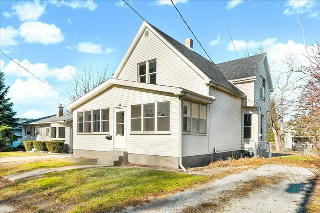 $179,900 | 340 East Baker Street, Bloomington, IL 61701