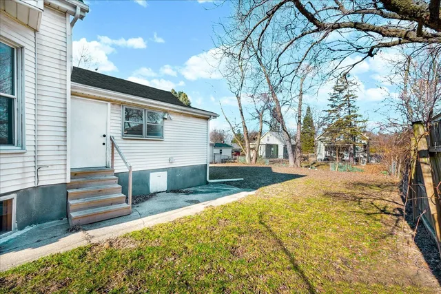 $179,900 | 340 East Baker Street, Bloomington, IL 61701