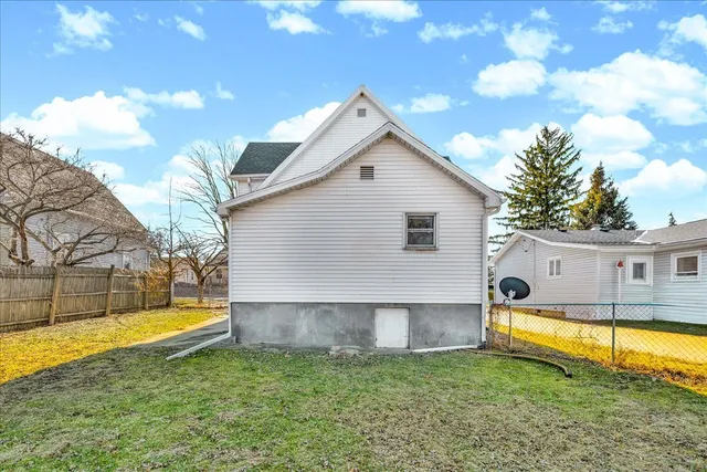 $179,900 | 340 East Baker Street, Bloomington, IL 61701