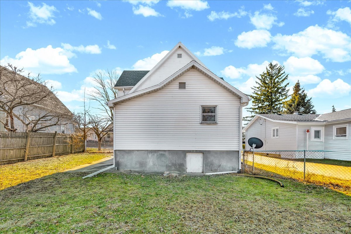 340 East Baker Street Bloomington, IL 61701 - Photo 27 of 28 a view of a house with swimming pool