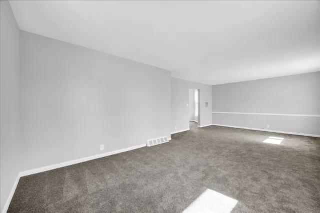 $179,900 | 340 East Baker Street, Bloomington, IL 61701