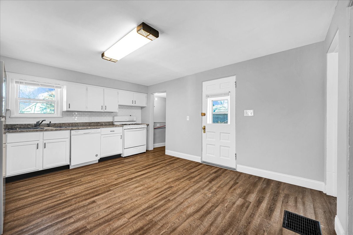 340 East Baker Street Bloomington, IL 61701 - Photo 10 of 28