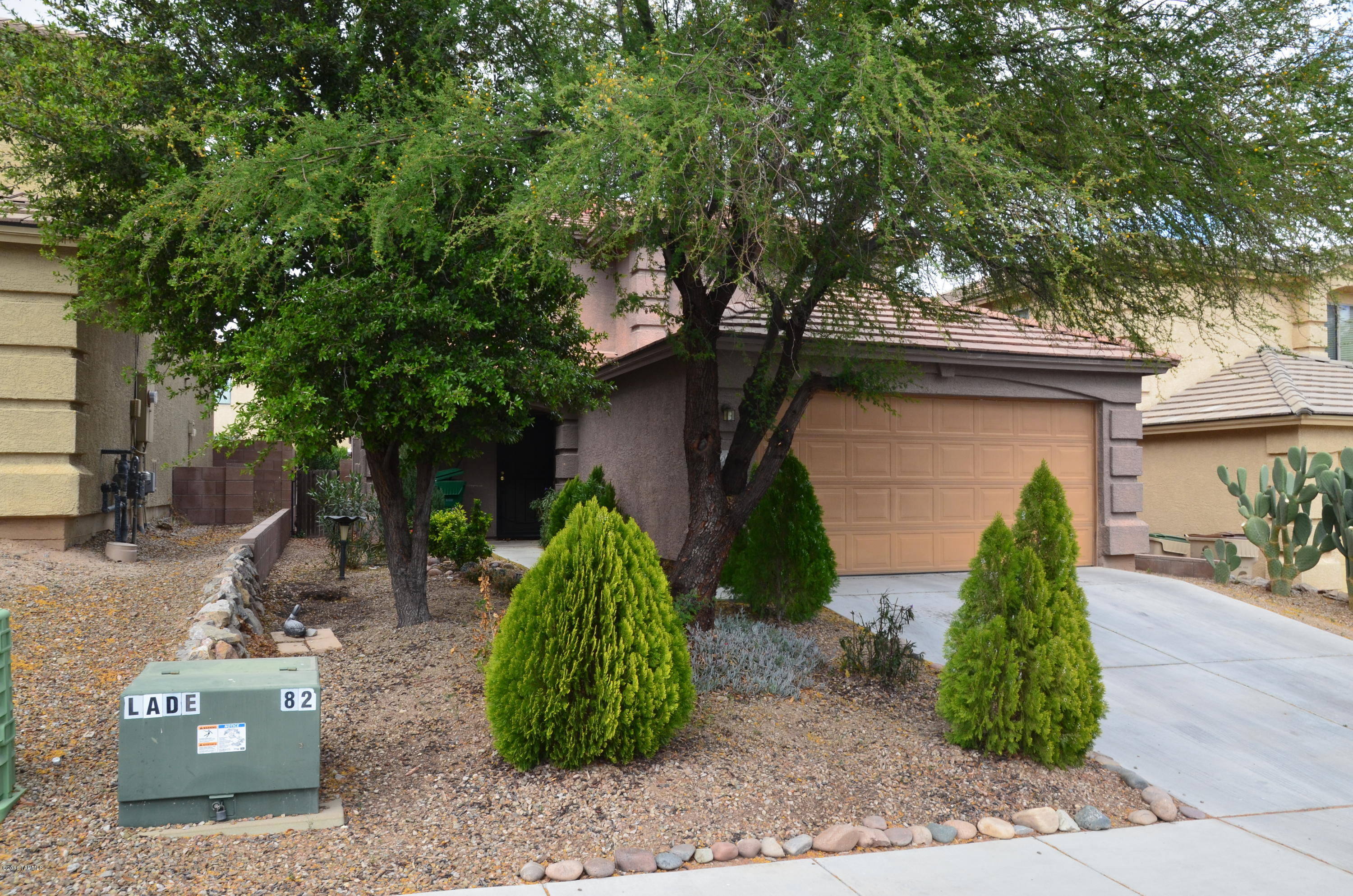 698 West Ash Ridge Drive Green Valley, AZ 85614 - Photo 18 of 19 a front view of a house with garden