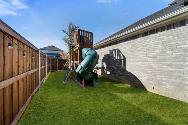 a view of an house with backyard and deck