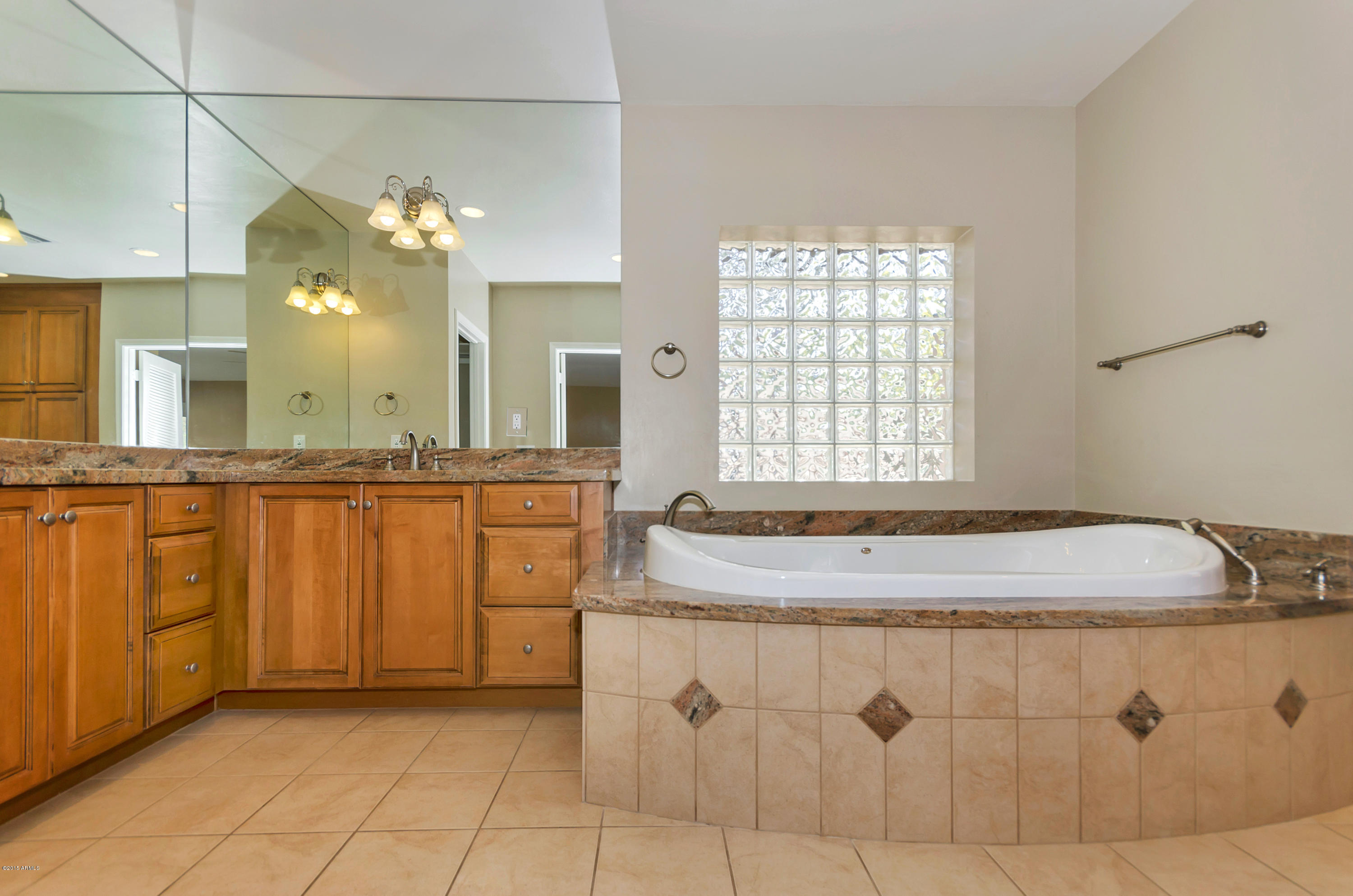 8818 North 47th Place Phoenix, AZ 85028 - Photo 24 of 40 25_MasterBath.jpg