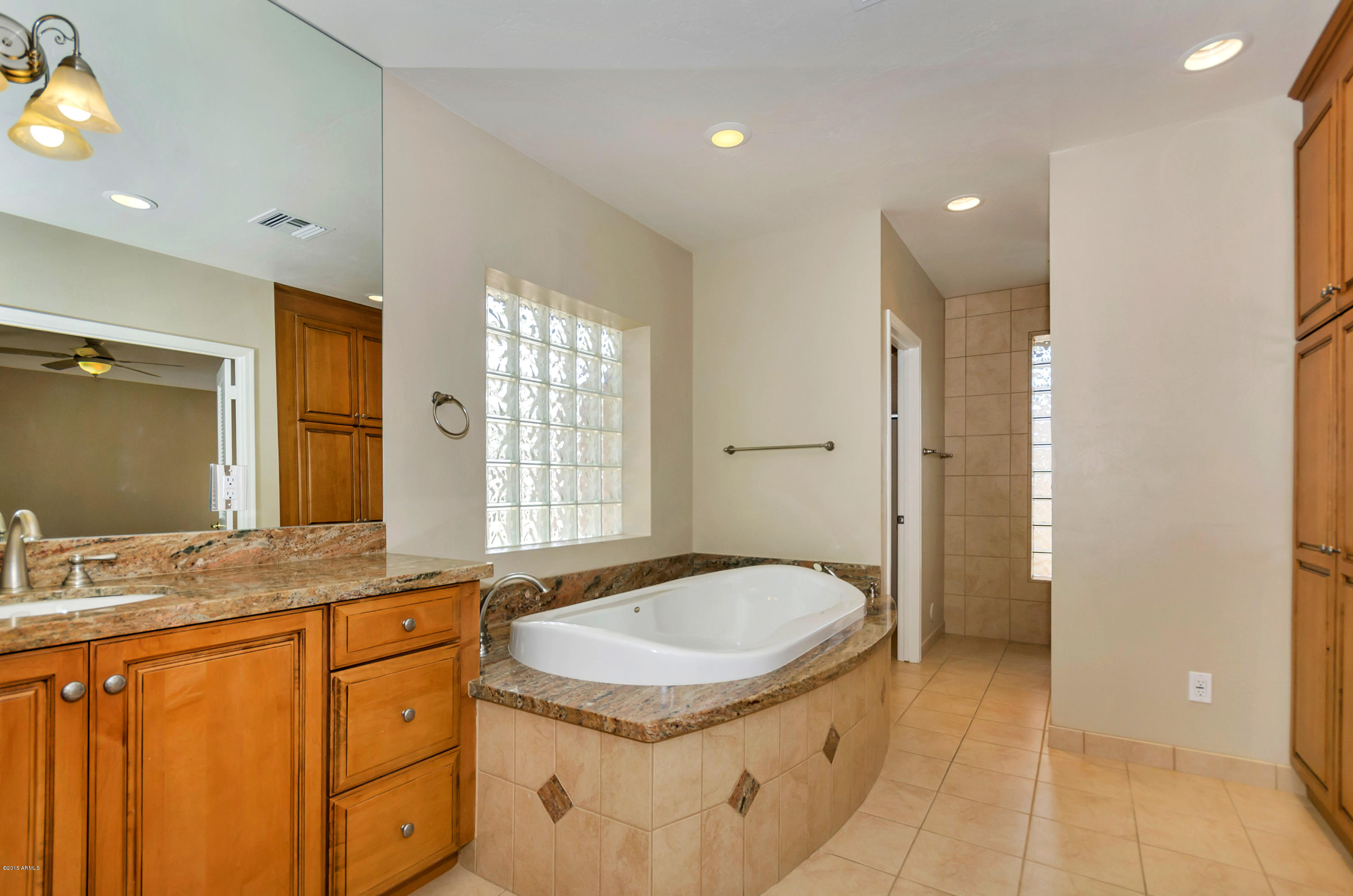 8818 North 47th Place Phoenix, AZ 85028 - Photo 27 of 40 26_MasterBath.jpg