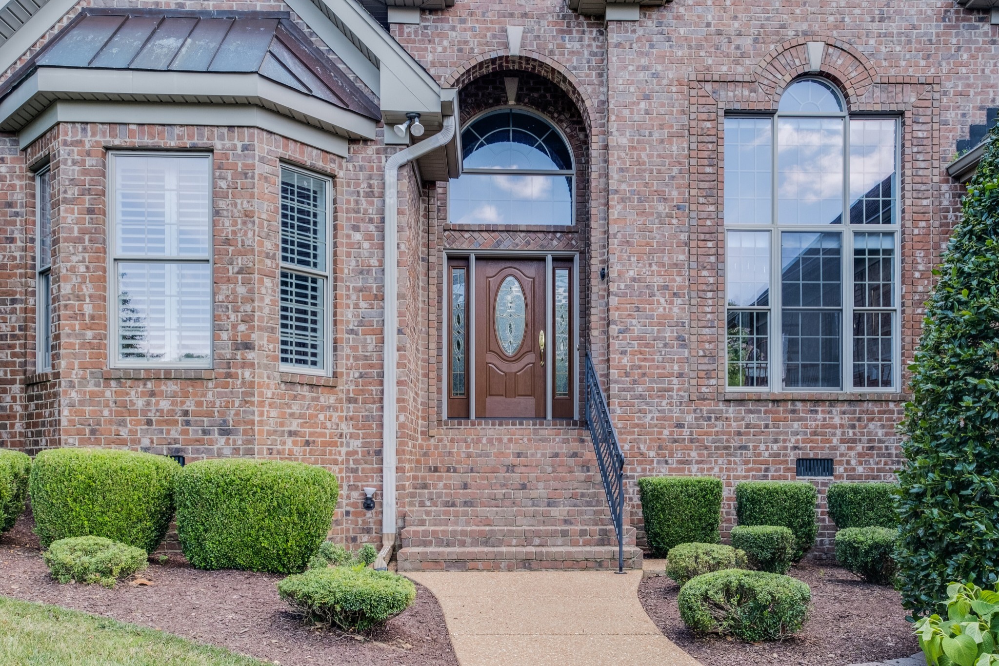 423 Ridgecrest Lane Lebanon, TN 37087 - Photo 4 of 50 a front view of a house with a garden