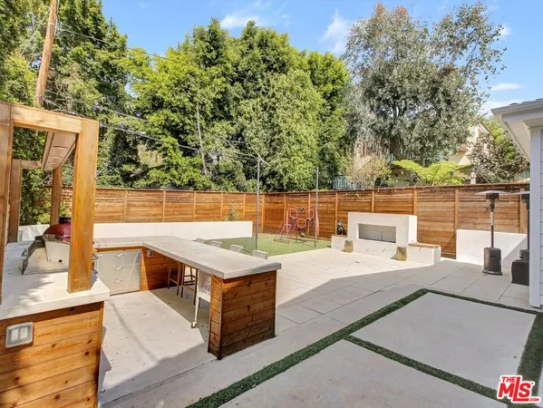 a view of an outdoor space