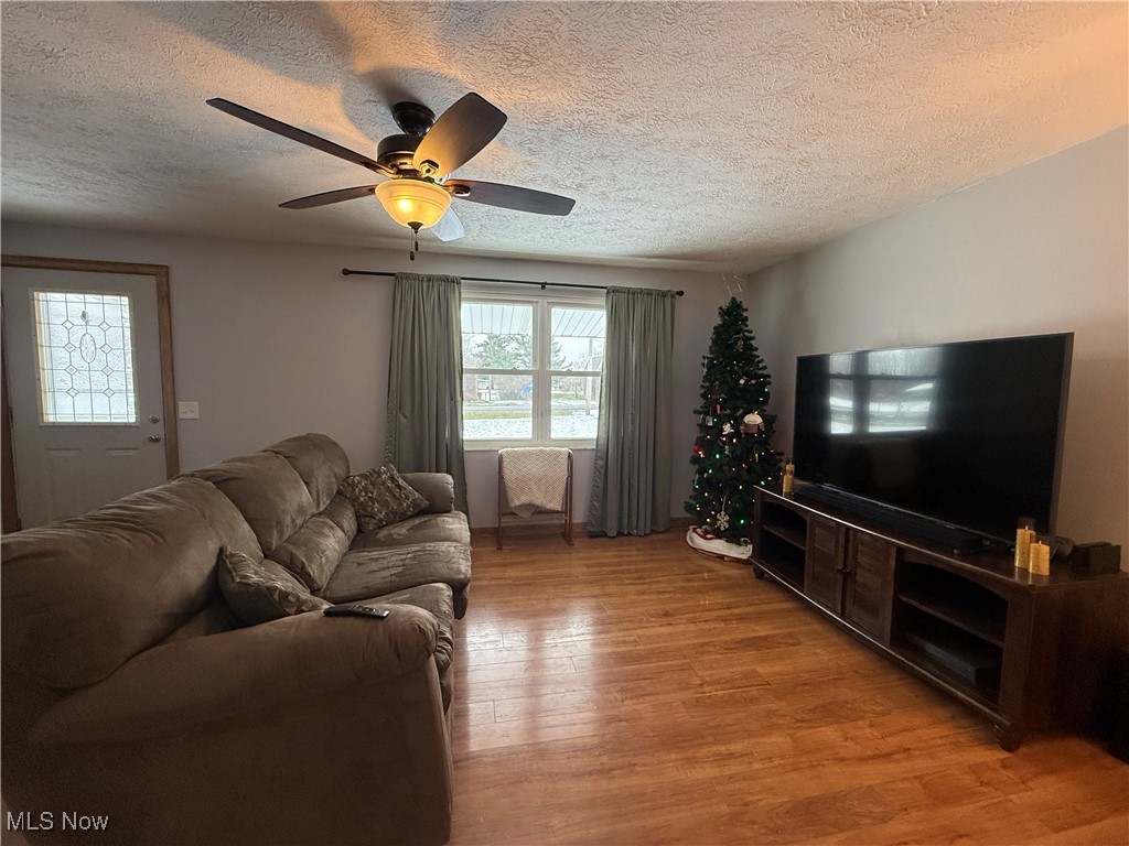 26017 Hartley Road Beloit, OH 44609 - Photo 4 of 28 Living room