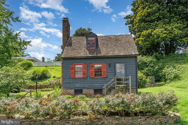 $320,000 | 210 Sophia Street, Fredericksburg, VA 22401