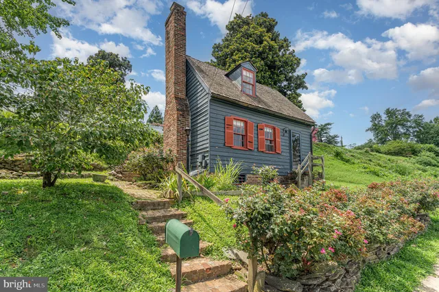 $320,000 | 210 Sophia Street, Fredericksburg, VA 22401