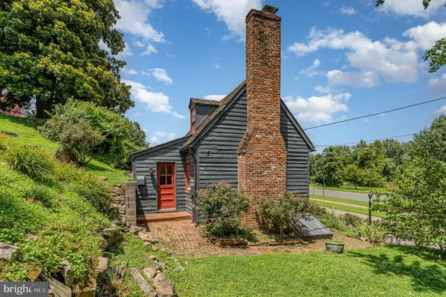 $320,000 | 210 Sophia Street, Fredericksburg, VA 22401