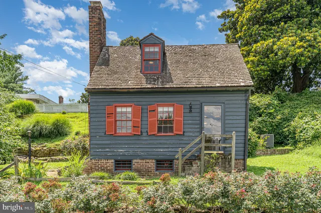 $320,000 | 210 Sophia Street, Fredericksburg, VA 22401