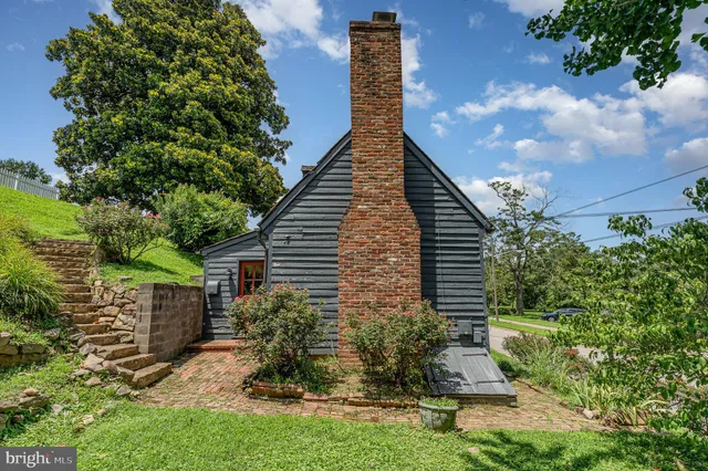 $320,000 | 210 Sophia Street, Fredericksburg, VA 22401