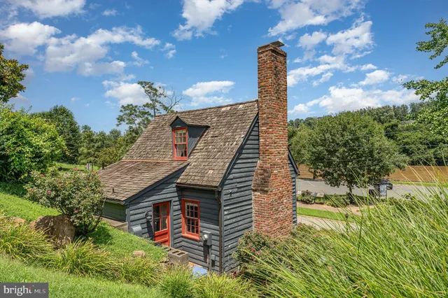 $320,000 | 210 Sophia Street, Fredericksburg, VA 22401