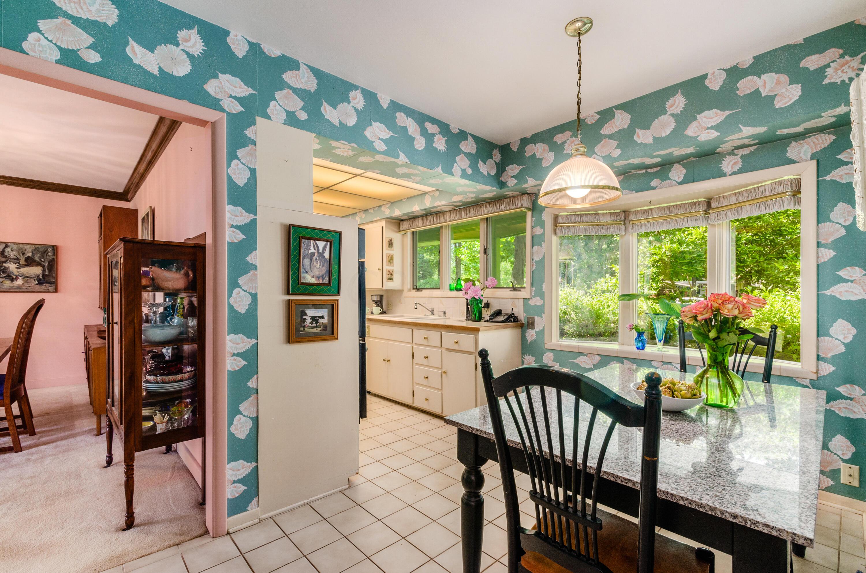 6665 Merwin Road Columbus, OH 43235 - Photo 13 of 58 Exuberant kitchen/eating area! Note the bay window!