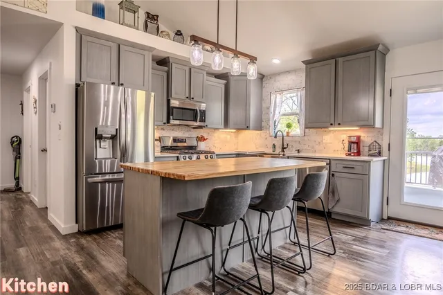 $549,900 | 735 Lake Of The Woods Drive, Macks Creek, MO 65786