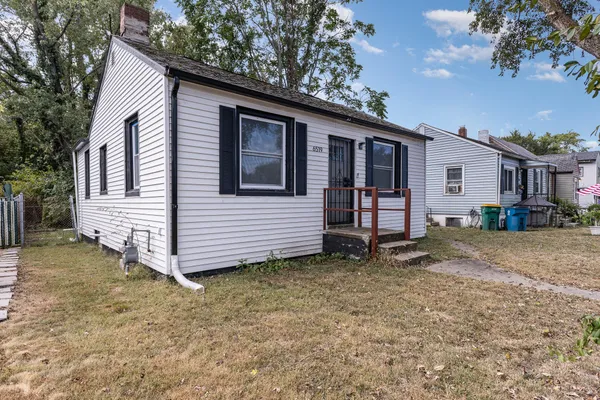 a view of a house with a yard