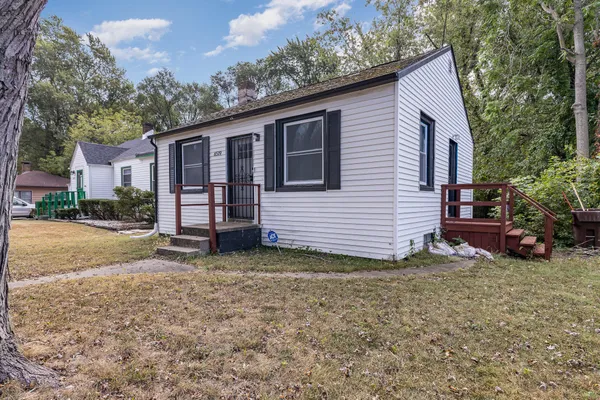 a view of a house with a yard
