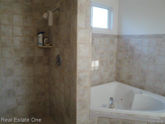 1600 Harvard Road Berkley, MI 48072 - Photo 14 of 22 Full size shower & Jacuzzi tub
