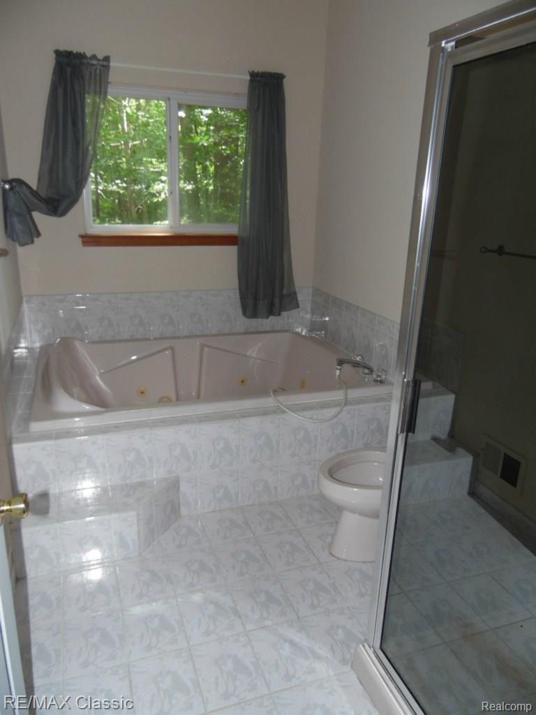 16723 Ryan Road Livonia, MI 48154 - Photo 27 of 43 Baster Bathroom with Oversized Jetted Jacuzzi Tub