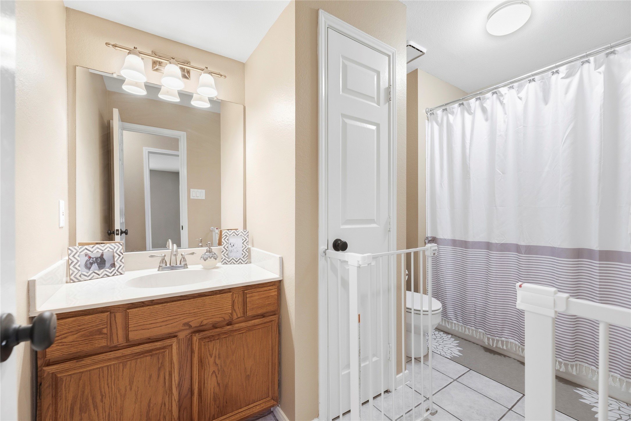 16913 Chapel Pines Drive, Unit 126 Spring, TX 77379 - Photo 18 of 27 Full bath located across the hall from the secondary bedroom.