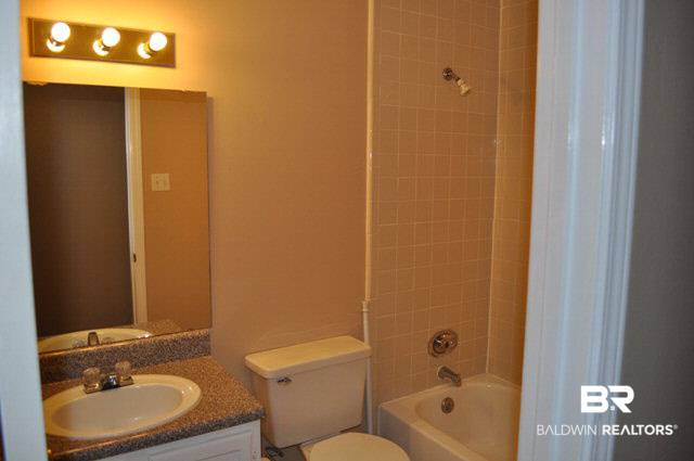 6701 Dickens Ferry Road, Unit 72 Mobile, AL 36608 - Photo 15 of 20 Bathroom