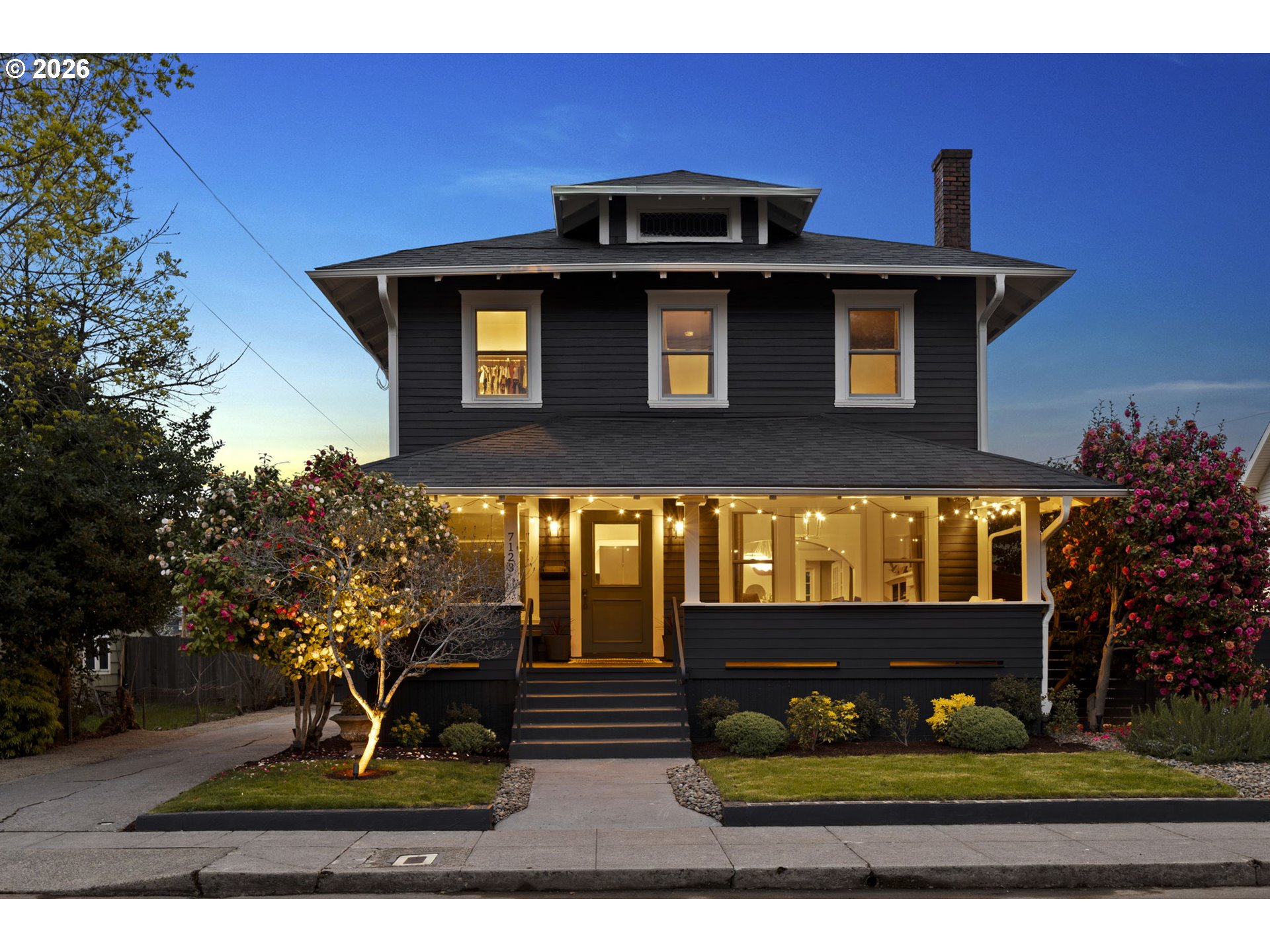 a view of front a house with a yard