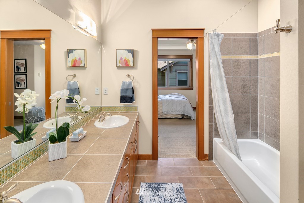 1717 18th Avenue, Unit B Seattle, WA 98122 - Photo 15 of 25 a en suite spacious bathroom with a tub shower and mirror