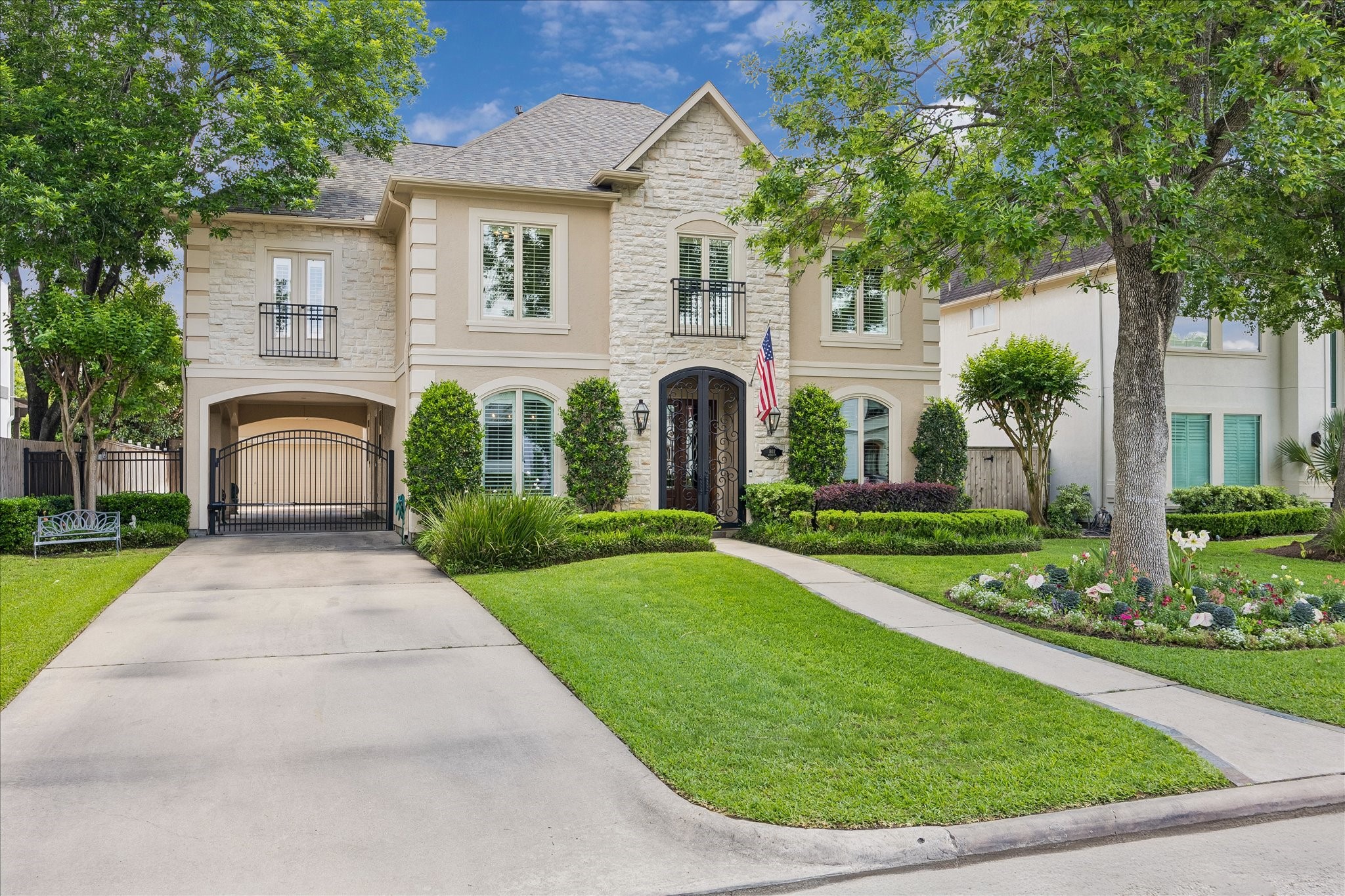 802 Anderson Street Bellaire, TX 77401 - Photo 31 of 36 The stately curb appeal and beautiful landscaping speaks to the pride of ownership of this beautiful home.