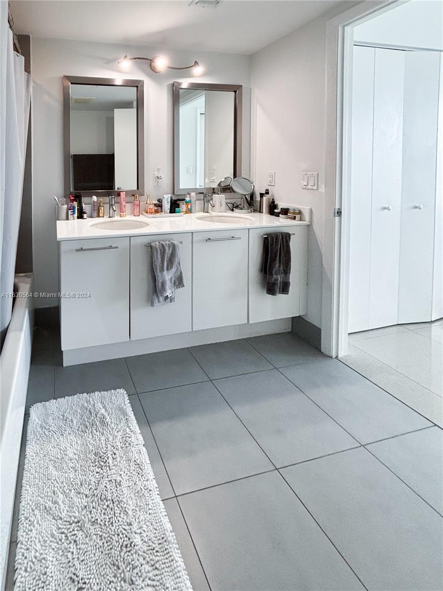 92 Southwest 3rd Street, Unit 4407 Miami, FL 33130 - Photo 13 of 21 a kitchen with a stove and a sink